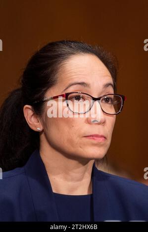 Washington, Vereinigte Staaten. 19 ottobre 2023. Jennifer L. Fain appare davanti a un'udienza della Commissione del Senato per le banche, gli alloggi e gli affari urbani per la sua nomina a ispettore generale, Federal Deposit Insurance Corporation, nel Dirksen Senate Office Building a Washington, DC, giovedì 19 ottobre 2023. Credito: Rod Lamkey/CNP/dpa/Alamy Live News Foto Stock