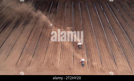 Vista aerea di un campo di estrazione della torba con macchinari per la raccolta nella contea di Viljandi, Estonia Foto Stock