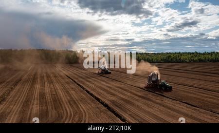 Vista aerea di un campo di estrazione della torba con macchinari per la raccolta nella contea di Viljandi, Estonia Foto Stock