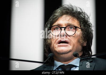 Buenos Aires, Argentina. 18 ottobre 2023. Il candidato presidenziale della coalizione Liberty Advances Javier Milei parla durante una manifestazione elettorale. Il candidato presidenziale argentino Javier Milei della coalizione Liberty Advances partecipa all'evento conclusivo della sua campagna elettorale prima delle elezioni presidenziali. (Foto di Mariana Nedelcu/SOPA Images/Sipa USA) credito: SIPA USA/Alamy Live News Foto Stock