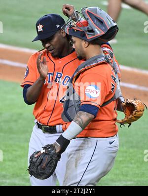 Arlington, Stati Uniti. 19 ottobre 2023. Il lanciatore di rilievo degli Houston Astros Rafael Montero si congratula con il ricevitore Martin Maldonado dopo che gli Astros sconfissero i Texas Rangers 10-3 in gara 4 degli ALCS al Globe Life Field di Arlington, Texas, giovedì 19 ottobre 2023. La serie BEST-of-Seven è pari a 2-2. Foto di Ian Halperin/UPI . Crediti: UPI/Alamy Live News Foto Stock