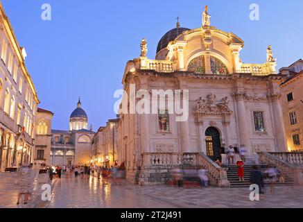 Le bellissime e romantiche strade della città vecchia di Dubrovnik durante l'ora del tramonto, Croazia Foto Stock