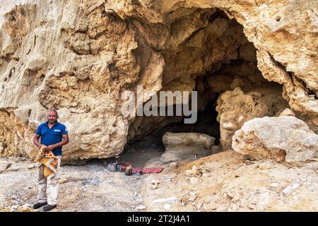 Mar morto, Israele - 12 agosto 2023: Un uomo curdo custodisce la grotta Fluor, la grotta Sodoma, il monte Sodoma, Israele al Mar morto, deserto della Giudea, Israele. Foto Stock