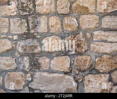 Antica struttura murale in pietra, pietre irregolari a Ein Kerem, vicino a Gerusalemme, Israele Foto Stock