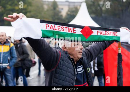 Lubiana, Slovenia. 19 ottobre 2023. Un uomo tiene uno striscione palestinese durante una protesta per la fine della guerra a Gaza e per liberare la Palestina. I manifestanti chiesero a Israele di fermare l'aggressione contro Gaza, di porre fine alla guerra e di fornire aiuti umanitari. Credito: SOPA Images Limited/Alamy Live News Foto Stock