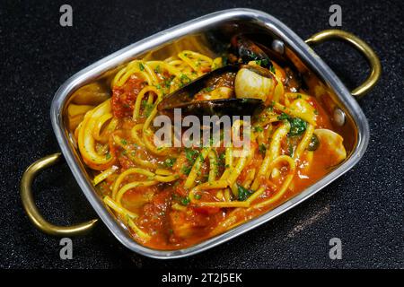 pasta linguine di pesce con salsa di pomodoro e gamberi, cozze, capesante, vongole Foto Stock