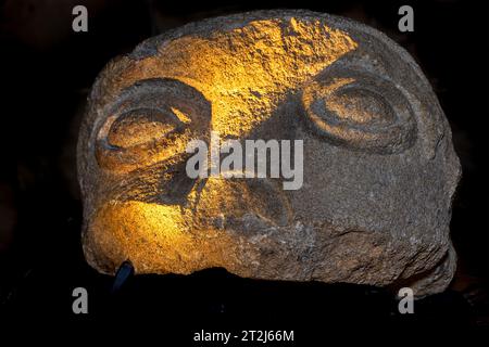 ACCO, Israele, - 15 agosto 2023: Frammento di una grondaia di pioggia crociata nella fortezza dei Cavalieri Templari ad Acco, Haifa, Israele. un pezzo di canale con Foto Stock