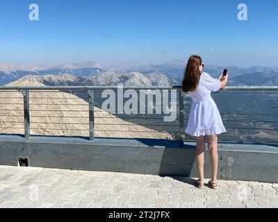 Giovane donna in piedi sulla piattaforma di osservazione. Foto Stock