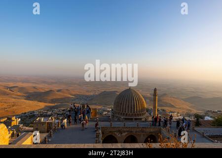 Tetto della Zinciriye Medresesi o Sultan Isa Madrasa al crepuscolo a Mardin, Foto Stock