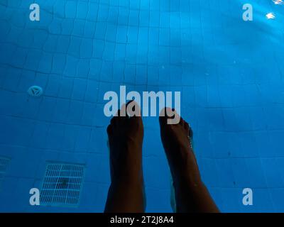 l'uomo si muove in piscina per rilassarsi. Foto Stock