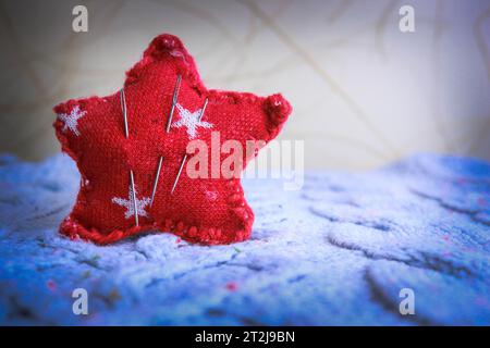 Splendida consistenza di un morbido maglione naturale caldo, un tessuto con motivo a maglia e un tampone ad ago per cucire. Spianatura piatta. Lo sfondo. Foto Stock