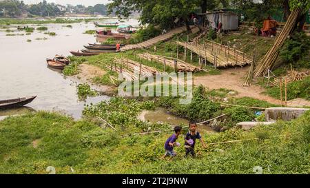 Gabtoli Amen Bazar è una vivace stazione di navigazione tradizionale a Dacca, Bangladesh, immagine acquisita il 29 maggio 2022. Le barche fiancheggiano le tranquille acque del Foto Stock