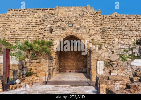 Caesarea, Israele - 16 agosto 2023: Porta dei crociati nel Parco Nazionale di Caesarea Maritima, Israele. Foto Stock
