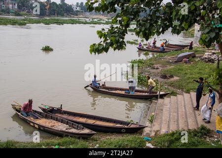 Gabtoli Amen Bazar è una vivace stazione di navigazione tradizionale a Dacca, Bangladesh, immagine acquisita il 29 maggio 2022. Le barche fiancheggiano le tranquille acque del Foto Stock