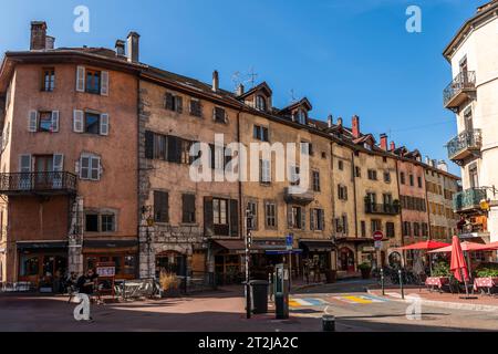 Via Collège Chapuisien e le sue vecchie facciate, ad Annecy, in alta Savoia, Francia Foto Stock