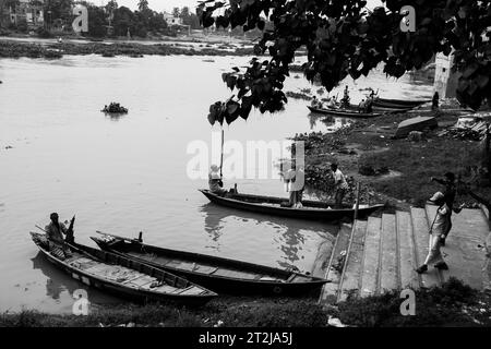 Gabtoli Amen Bazar è una vivace stazione di navigazione tradizionale a Dacca, Bangladesh, immagine acquisita il 29 maggio 2022. Le barche fiancheggiano le tranquille acque del Foto Stock