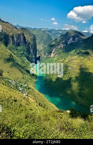 Trekking sopra il fiume NHO Que e tu San Canyon, ma Pi Leng, ha Giang, Vietnam Foto Stock