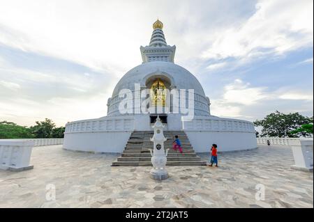 08 25 2008 Statua d'oro del Signore Gautam Buddha sito buddista Vishwa Shanti (Pace Mondiale) stupa Rajgir Bihar India Asia. Foto Stock