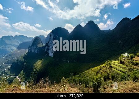 Cime carsiche di pietra calcarea sul ma Pi Leng Sky Walk, ha Giang, Vietnam Foto Stock