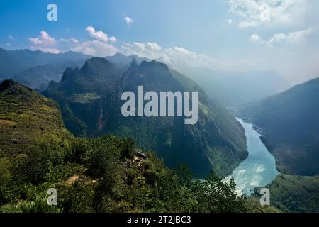 Trekking sopra il fiume NHO Que e tu San Canyon, ma Pi Leng, ha Giang, Vietnam Foto Stock