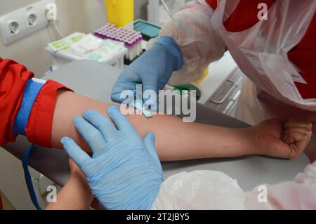 Medico generico che fa esami del sangue. Foto Stock