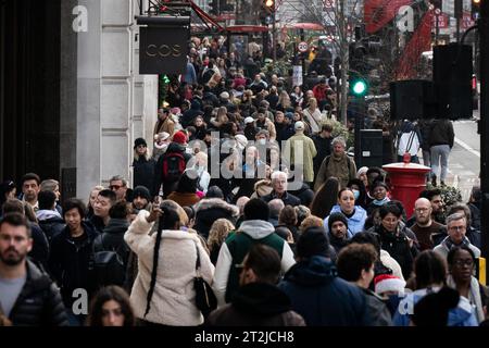 Foto del fascicolo datata 24/12/2022 di persone che effettuano acquisti natalizi dell'ultimo minuto in Regent Street. La fiducia dei consumatori è crollata nel periodo festivo, poiché le incertezze poste dai conflitti in Medio Oriente aumentano l'accelerazione dei costi di energia, carburante e mutui. Data di emissione: Venerdì 20 ottobre 2023. Foto Stock