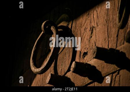 Maneggia l'anello del cancello gigante di Amer Fort Palace. Si tratta di un anello circolare utilizzato per estrarre il cancello d'ingresso nell'antichità. Foto Stock