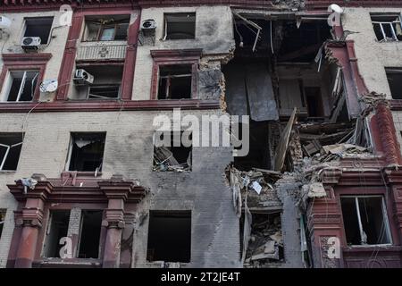 Zaporizhzhia, Ukraine. 18th Oct, 2023. A view of an apartment building that was damaged by Russian shelling in Zaporizhzhia. On October 18, Russian forces launched 6 missile strikes on the city of Zaporizhia. One of the strikes hit a multi-story building in the central part of the city. Five people were killed as a result of a missile attack on Zaporizhia by the Russian armed forces, Zaporizhia Regional Military Administration has said. Credit: SOPA Images Limited/Alamy Live News Foto Stock