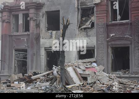 Zaporizhzhia, Ucraina. 18 ottobre 2023. Una vista di un condominio danneggiato dai bombardamenti russi a Zaporizhzhia. Il 18 ottobre, le forze russe lanciarono 6 attacchi missilistici contro la città di Zaporizhia. Uno degli scioperi ha colpito un edificio a più piani nella parte centrale della città. Cinque persone sono state uccise a seguito di un attacco missilistico a Zaporizhia da parte delle forze armate russe, ha detto l'amministrazione militare regionale di Zaporizhia. Credito: SOPA Images Limited/Alamy Live News Foto Stock
