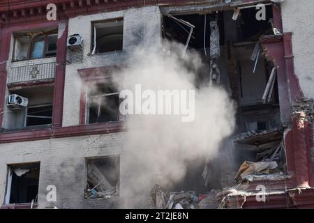 Zaporizhzhia, Ucraina. 18 ottobre 2023. Una polvere sorge sopra l'edificio dell'appartamento che è stato danneggiato dai bombardamenti russi a Zaporizhzhia. Il 18 ottobre, le forze russe lanciarono 6 attacchi missilistici contro la città di Zaporizhia. Uno degli scioperi ha colpito un edificio a più piani nella parte centrale della città. Cinque persone sono state uccise a seguito di un attacco missilistico a Zaporizhia da parte delle forze armate russe, ha detto l'amministrazione militare regionale di Zaporizhia. Credito: SOPA Images Limited/Alamy Live News Foto Stock