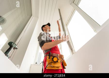 Master professionale nella riparazione e installazione di finestre, cambia guarnizione di tenuta in gomma in finestre in pvc Foto Stock