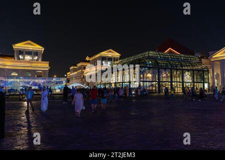 Doha, Qatar - 2 dicembre 2022: Vista notturna di Katara Plaza Galeries Lafayette nel Katara Cultural Vilage Doha, Qatar. Foto Stock