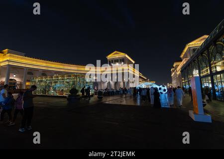 Doha, Qatar - 2 dicembre 2022: Vista notturna di Katara Plaza Galeries Lafayette nel Katara Cultural Vilage Doha, Qatar. Foto Stock