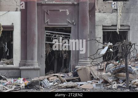 Zaporizhzhia, Ucraina. 18 ottobre 2023. Una vista di un condominio danneggiato dai bombardamenti russi a Zaporizhzhia. Il 18 ottobre, le forze russe lanciarono 6 attacchi missilistici contro la città di Zaporizhia. Uno degli scioperi ha colpito un edificio a più piani nella parte centrale della città. Cinque persone sono state uccise a seguito di un attacco missilistico a Zaporizhia da parte delle forze armate russe, ha detto l'amministrazione militare regionale di Zaporizhia. (Foto di Andriy Andriyenko/SOPA Images/Sipa USA) credito: SIPA USA/Alamy Live News Foto Stock