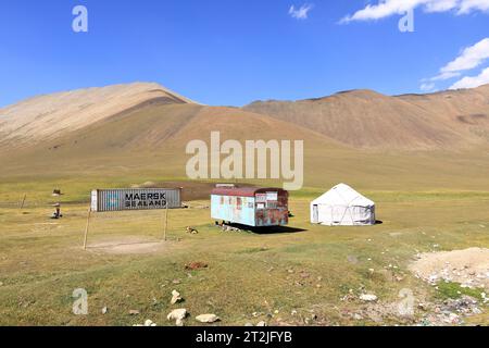 20 agosto 2023 - Kirghizistan in Asia centrale: Gente che munge il mare per ottenere latte per i kumis al passo Ala-bel Foto Stock