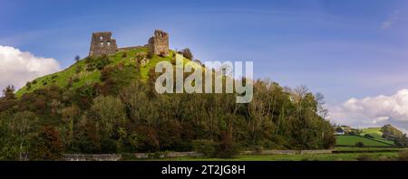 Le rovine del castello di Dryslwyn su una collina rocciosa nel Carmarthenshire, Galles Foto Stock