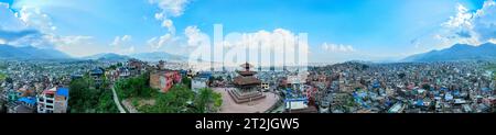 Vista aerea del Tempio di Uma Maheshwar, Kirtipur, Nepal. Kathmandu. Palazzi ed edifici. Terrazze e case, strade cittadine. 10-13-2023 Foto Stock