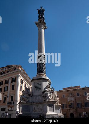 ROMA, ITALIA - 7 SETTEMBRE 2023: La colonna dell'Immacolata (la colonna della Immacolata) in Piazza Mignanelli Foto Stock