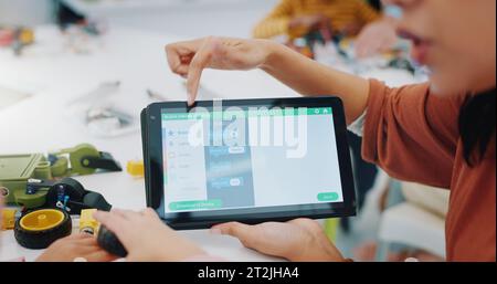 Bambini, codifica e apprendimento robotica con tablet, schermo e app di ingegneria in classe. Bambini, mani e mostra la tecnologia di elearning con online Foto Stock