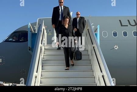 Tel Aviv, Israele. 20 ottobre 2023. Annalena Baerbock (Bündnis 90/die Grünen), ministro degli Esteri tedesco, arriva all'aeroporto di Tel Aviv. Baerbock visitò Israele per la seconda volta in una settimana come parte della sua diplomazia di crisi in Medio Oriente. Credito: Jörg Blank/dpa/Alamy Live News Foto Stock