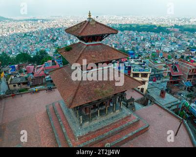 Vista aerea del Tempio di Uma Maheshwar, Kirtipur, Nepal. Kathmandu. Palazzi ed edifici. Terrazze e case, strade cittadine. 10-13-2023 Foto Stock