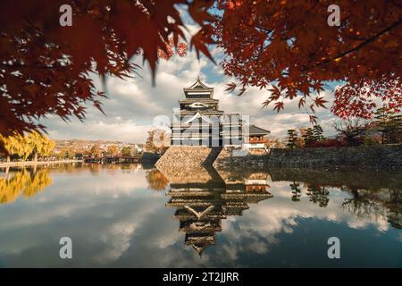 Castello di Matsumoto in autunno con foglia d'acero rosso il giorno del sole, castello di Crow, Matsumoto, prefettura di Nagano, Giappone. Il castello di Matsumoto è uno dei locali del Giappone Foto Stock