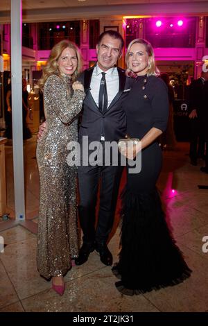 Omaggio a Bambi 2023 Alice von Seldeneck, Philipp Welte und Tamara Gräfin von Nayhauss beim omaggio al Bambi im JW Marriott Hotel Berlin am 19.10.2023. *** Omaggio a Bambi 2023 Alice von Seldeneck, Philipp Welte e Tamara Gräfin von Nayhauss al Tribute a Bambi al JW Marriott Hotel Berlin il 19 10 2023 Copyright: XEventpressxKochanx Credit: Imago/Alamy Live News Foto Stock