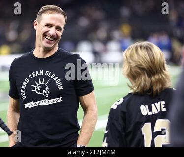 New Orleans, USA. 19 ottobre 2023. L'ex quarterback dei New Orleans Saints Drew Brees parla con alcuni tifosi durante una partita della National Football League al Caesars Superdome di New Orleans, Louisiana, giovedì 19 ottobre 2023. (Foto di Peter G. Forest/Sipa USA) credito: SIPA USA/Alamy Live News Foto Stock