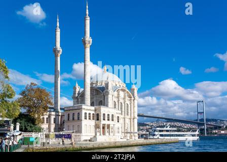 Istanbul, Turchia, Un paesaggio con la Moschea di Ortaköy (turco, Ortaköy Camii) e il Ponte sul Bosforo. Solo editoriale. Foto Stock