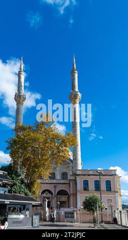 Istanbul, Turchia, Un paesaggio con la Moschea di Ortaköy, (turco, Ortaköy Camii) in stile ottomano. Solo editoriale. Foto Stock