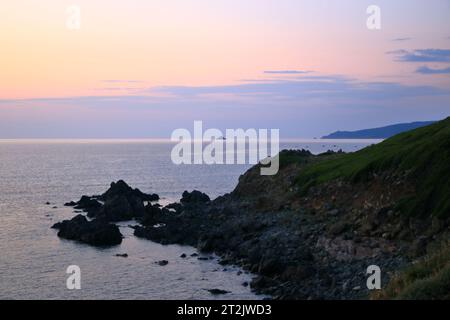 Vista aerea delle Isole Bloods e della Torre Parata, la torre genovese costruita nel 1608, Corsica. Francia. Tramonto sul mare sul porfido rosso scuro Foto Stock