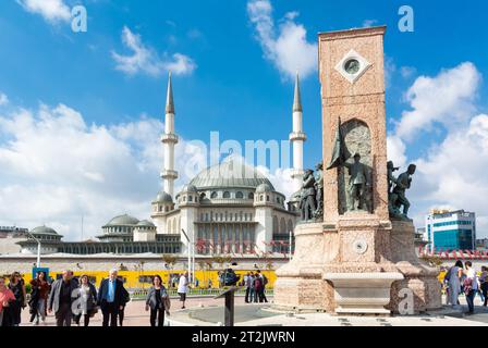 Istanbul, Turchia, il Monumento della Repubblica (in turco: Cumhuriyet Anıtı) è un monumento per commemorare la formazione della Repubblica turca nel 1923. Foto Stock