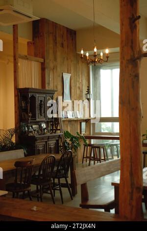 Questa intima area home Office e biblioteca presenta un arredamento rustico che crea un'atmosfera calda e invitante Foto Stock