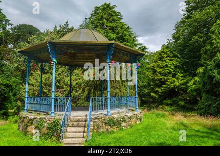 Saintfield, County Down, Irlanda del Nord, 16 luglio 2023 - la tribuna blu nei terreni dei Rowallane Gardens, Saintfield Foto Stock